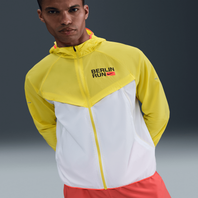 Recycled MaterialsNike StrideMen's Repel Running Jacket