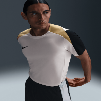 Recycled MaterialsNike StrikeMen's Dri-FIT Short-Sleeve Football Top