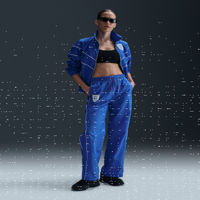 Recycled MaterialsEngland WindrunnerWomen's Nike Football High-Waisted Woven Pants